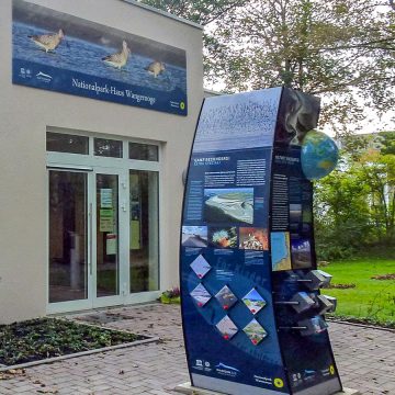 Weltnaturerbe-Infosäule vorm Eingang zum Nationalpark-Haus Wangerooge