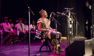 Der Musiker Njamy Sitson aus Kamerun beim Zugvogelmusik-Konzert in Hamburg