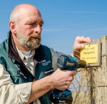 Ein Ranger markiert ein Brutgebiet im Nationalpark Wattenmeer.