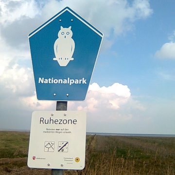 Nationalpark-Schild mit Kennzeichnung der streng geschützten Ruhezone