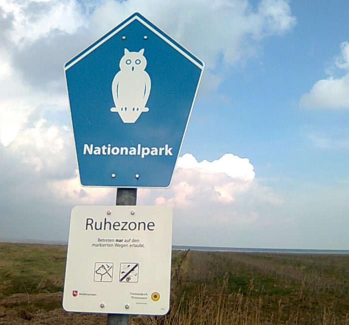 Nationalpark-Schild mit Kennzeichnung der streng geschützten Ruhezone
