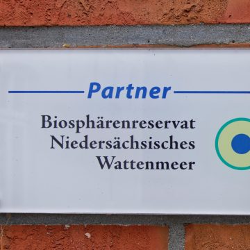 Biosphärenreservat Partner-Schild am Eingang eines Partnerbetriebes. Foto: Astrid Martin