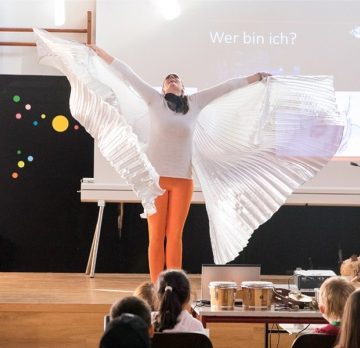 Aufführung der Zugvogelmusik in einer Grundschule.