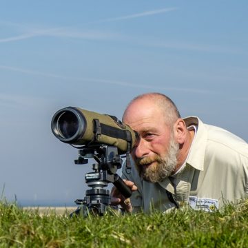 Ranger bei der Vogelbeobachtung