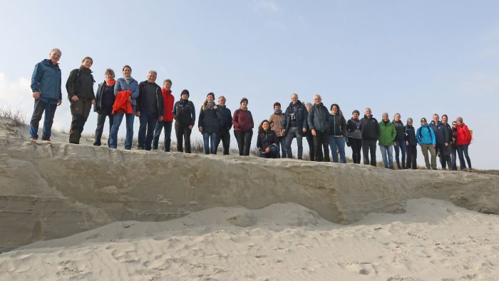 Die AG Kommunikation der Nationalen Naturlandschaften bei der Strandexkursion auf Langeoog