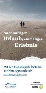 Titelblatt des Faltblatts der Nationalpark-Partner mit Menschen am weiten Strand.