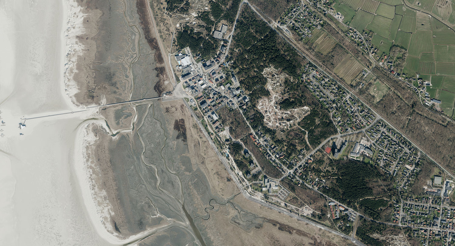 Luftbild von St. Peter-Ording: Küste und Ortschaft
