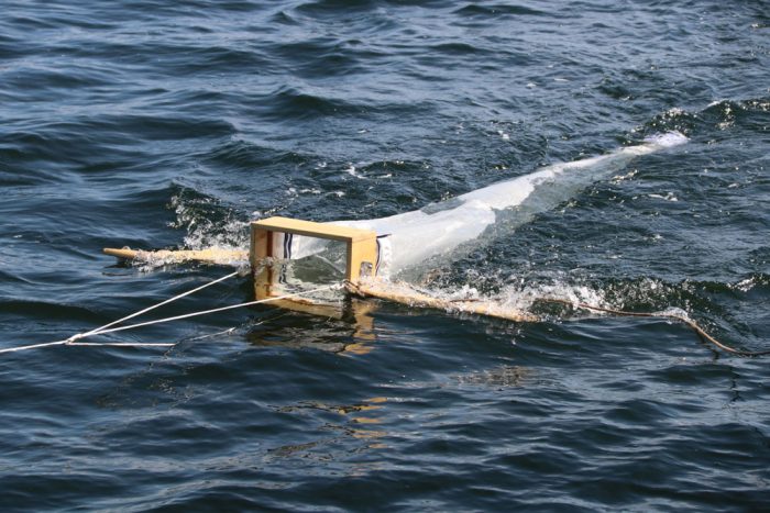 Ein Manta Trawl wird durchs Wasser gezogen.