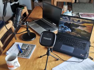 Schreibtisch mit Podcast-Ausrüstung