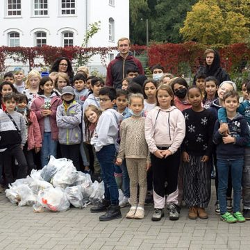 Die dritten Klassen der Grundschule Rheinstraße vertieften das Müll-Thema und sammelten in der Umgebung der Schule Müll