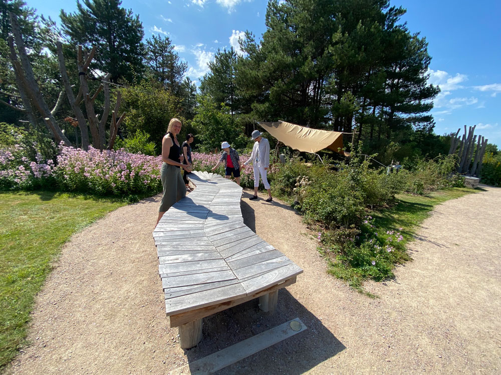 Park mit Holzelementen