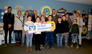 Gruppenbild mit Kindern und einem Plakat der VR-Bank
