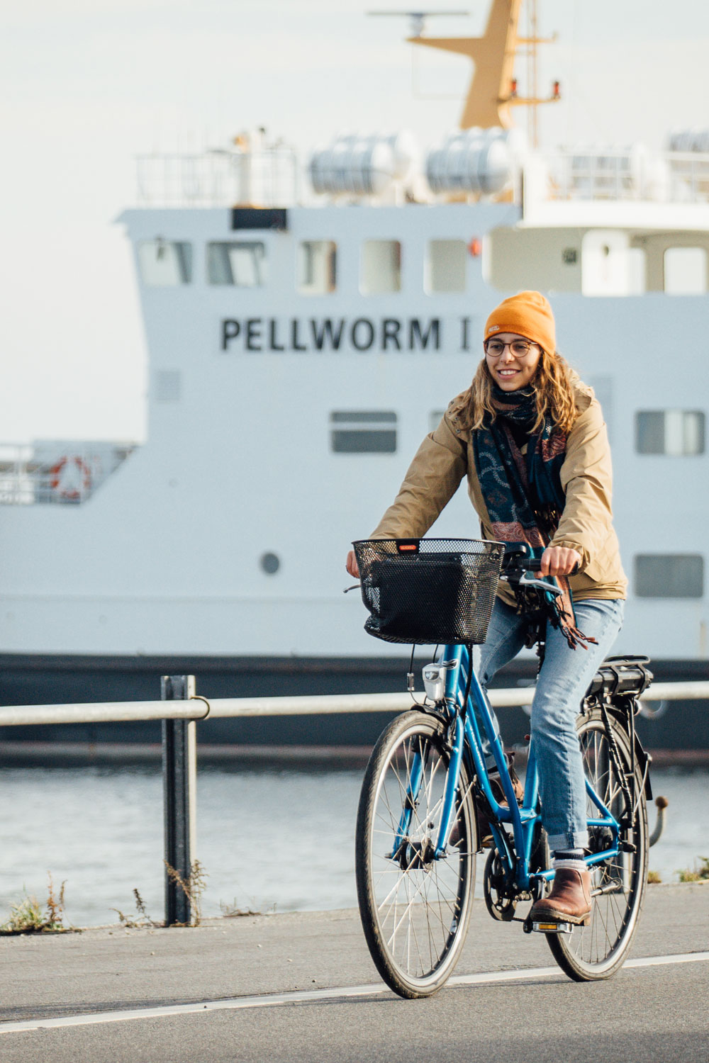 Fahrradfahrerin am Hafen von Pellworm