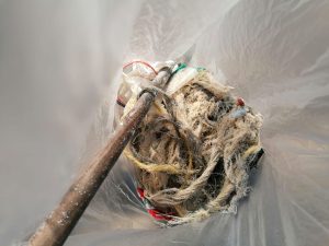 Seile und anderer sandiger Müll in einer Tüte