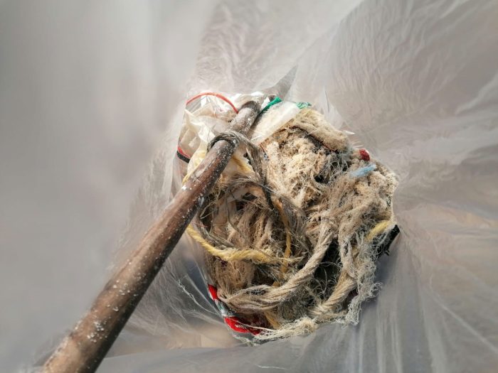 Seile und anderer sandiger Müll in einer Tüte