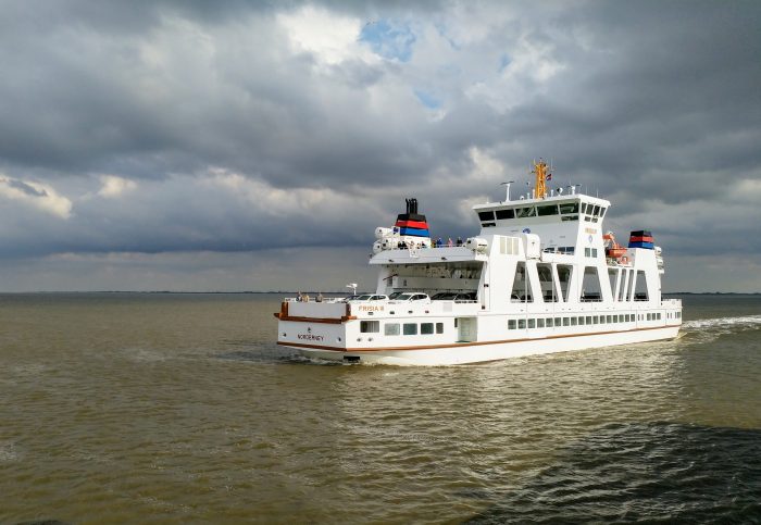 Ein Fährschiff im Wattenmeer