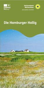 Titelblatt des Flyers "Die Hamburger Hallig" mit Logos des Weltnaturerbes und des Nationalparks sowie Foto von Salzwiese und Warft.