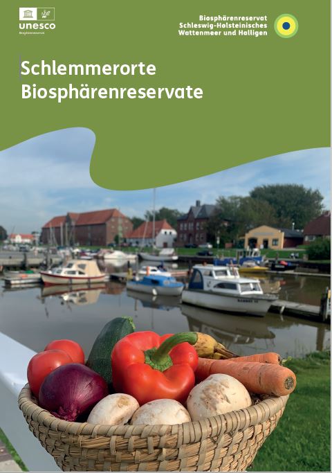 Titelseite des Biosphären-Kochbuchs mit Gemüsekorb und Tönnings Hafen im Hintergrund.