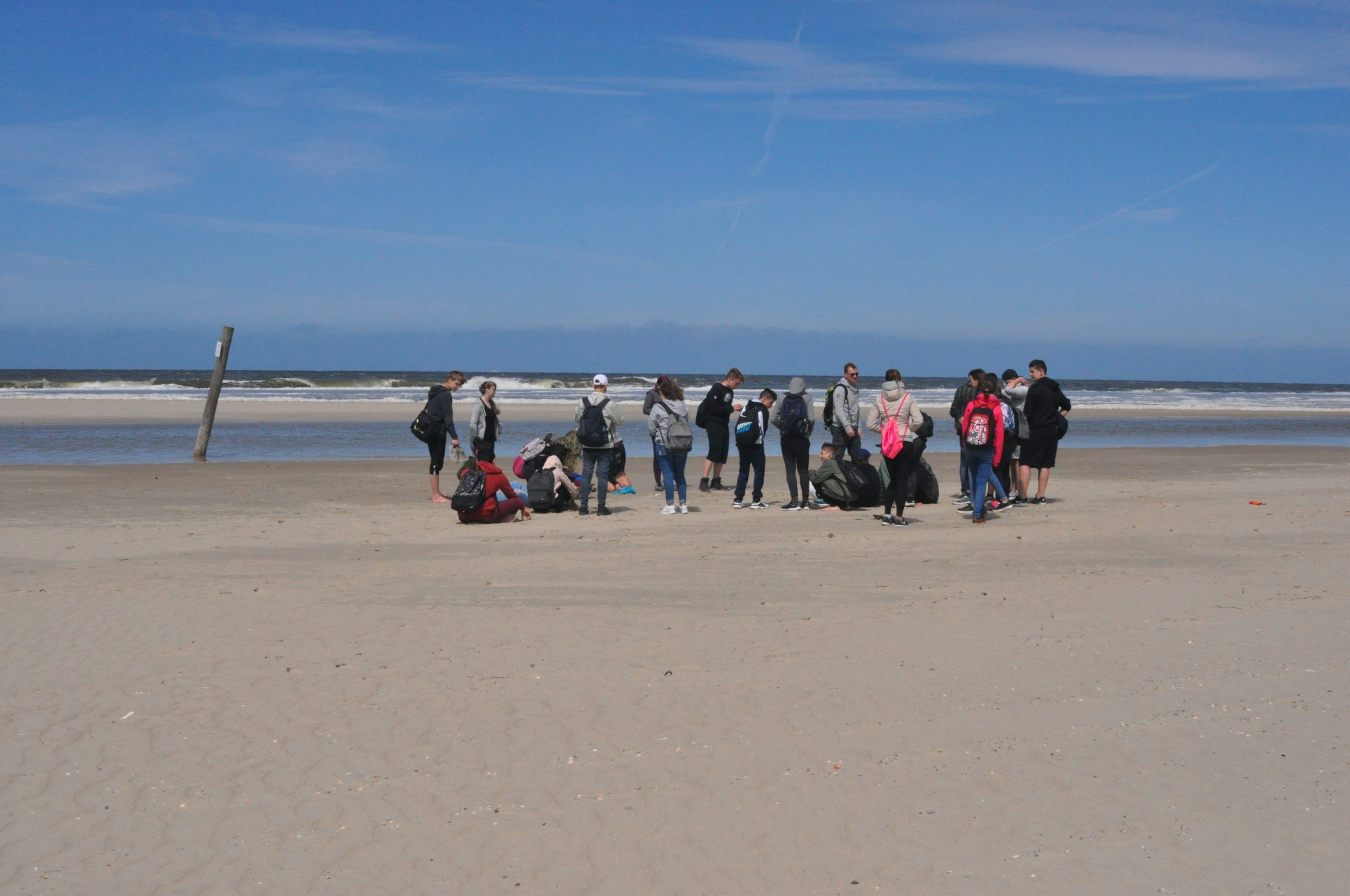 Schülergruppe am Strand