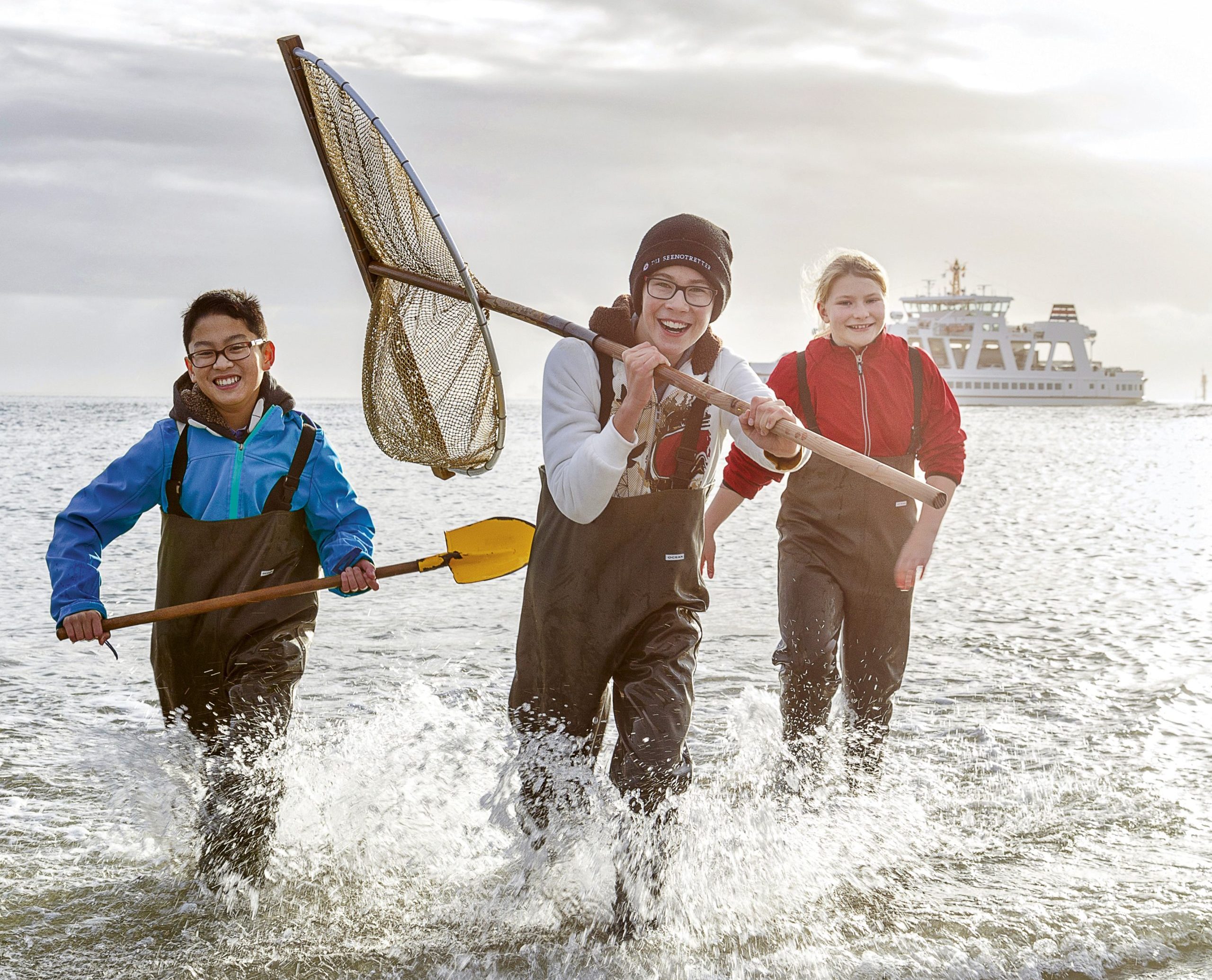 Norderneyer Junior Ranger mit Gliep im strandnahen Wasser