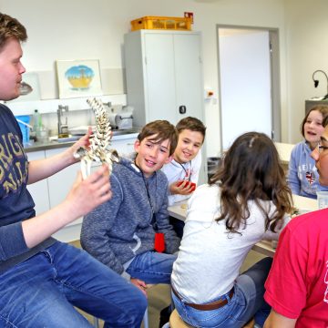 Schülergruppe im Labor der Watt Welten