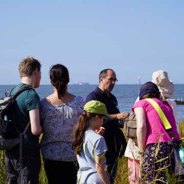 Gruppe von Touristen bei einer naturkundlichen Führung