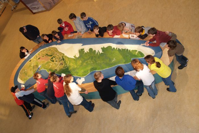 Gruppe am Inselmodell in der Ausstellung im Nationalpark-Haus Wittbülten