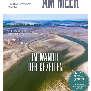 Titelseite des Magazins "Am Meer" mit einem Luftbild von Watt und Priel.