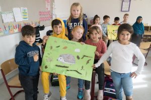 Kinder der Grundschule Rheinstraße in Wilhelmshaven beschäftigen sich mit Lebensräumen für Igel